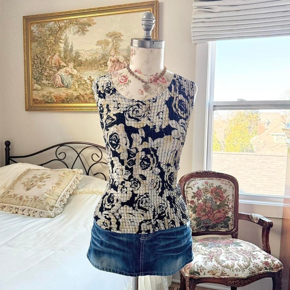 90s black and cream rose print sleeveless smocked top fits like a large